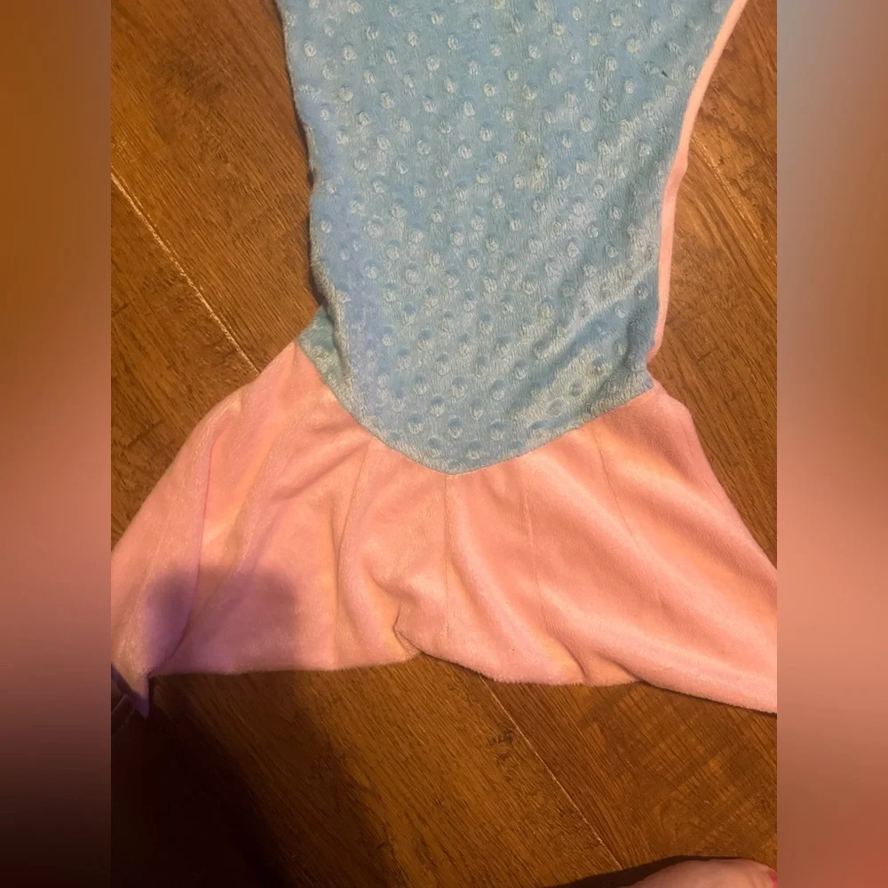 Girls mermaid tail fleece blanket